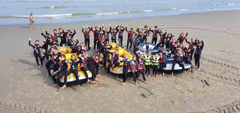 Schoolsportdag: met je klas raften op zee