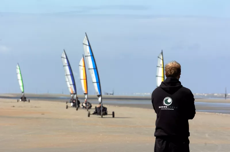 Spannende teambuilding: Zeilwagenrijden op het strand