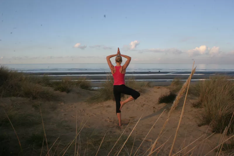 Yoga in teamverband aan de kust