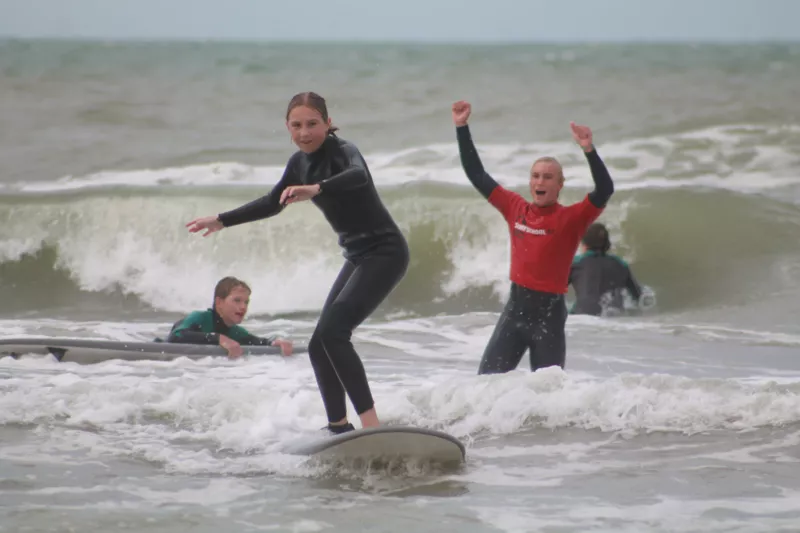 Golfsurf les met enthousiaste surf monitoren.