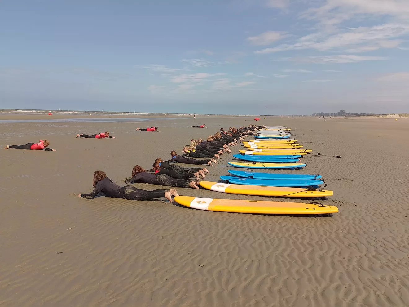 Golfsurfles op het strand door ervaren monitoren.