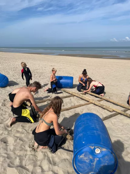 Vlottenbouwen, de ideale teambuilding op het strand