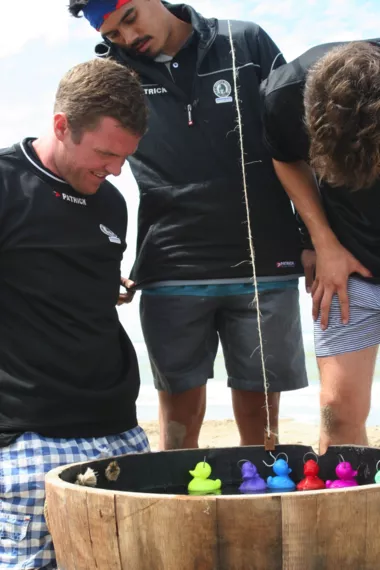 Teambuilding op het strand: Eendjes vissen in team