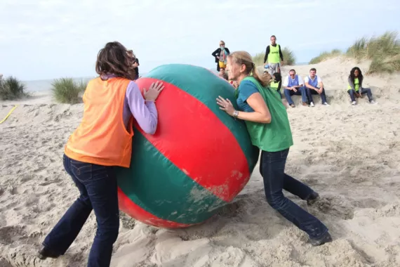 Outdoor activiteit uit de teambuilding XL: Reuzenstrandbal