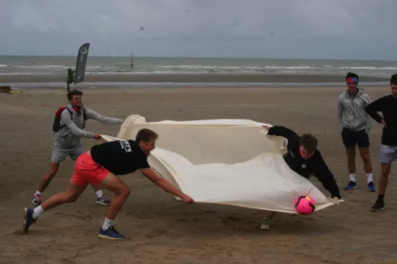 Sportieve team challenge op het strand