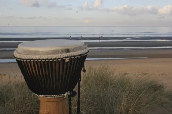 Djembee op het strand of indoor Djembee op het strand of indoor