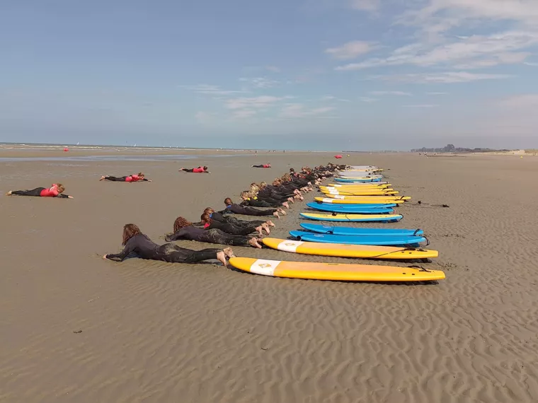 Golfsurfles op het strand - Golfsurfles op het strand door ervaren surf monitoren - Surfkampen