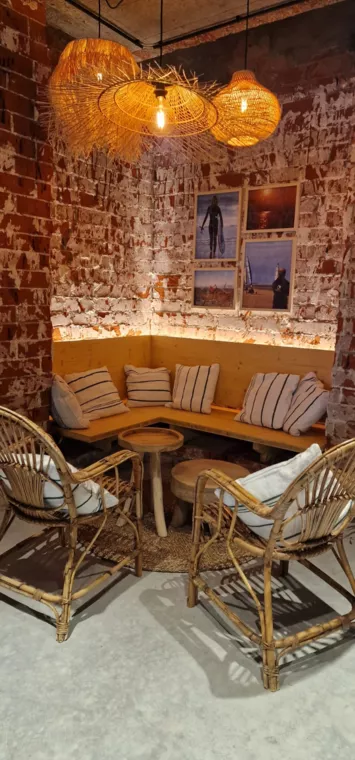 Gezellige zithoek in het Surf Café - Gezellig bohemien interieur - Surf Café