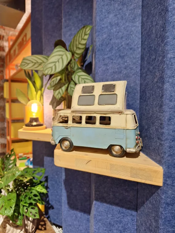 VW Surfbusje in het gezellige Surf Café - Gezellig interieur - Surf Café