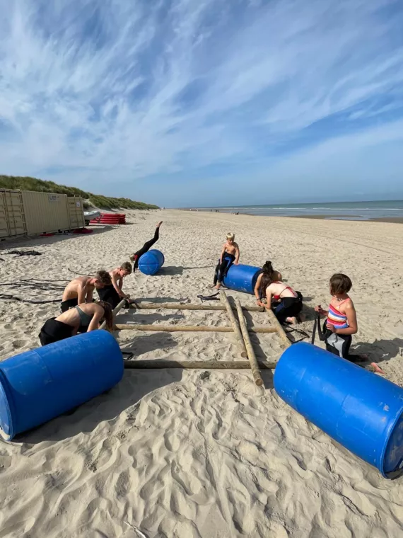 Vlotten bouwen op een dag zonder golven in Oostduinkerke - Vlotten maken met tonnen en touw op een warme dag op het strand - Surfkampen