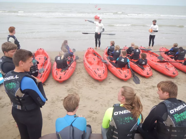 Veilig kajakken op surfkamp. Begeleiding door ervaren monitoren. -  - Surfkampen