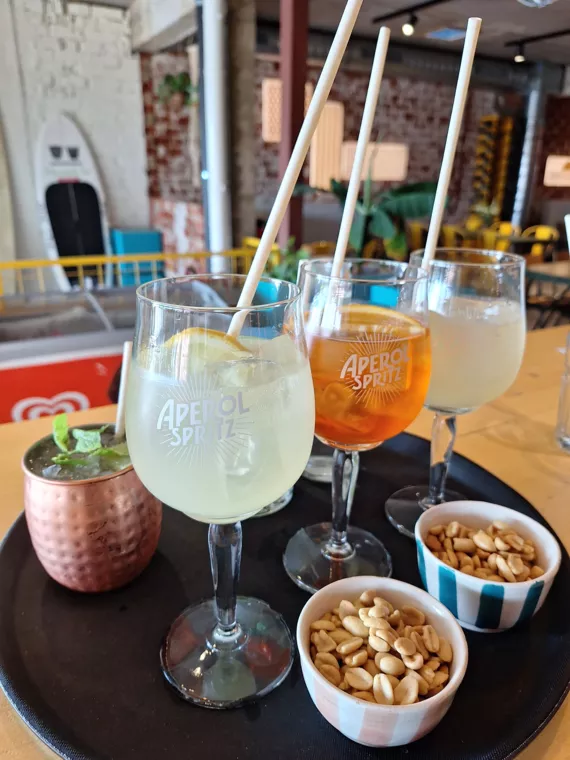 Tijd om te aperitieven in de gezellige bar - Tijd om te aperitieven in de gezelligste bar van Oostduinkerek - Surf Café