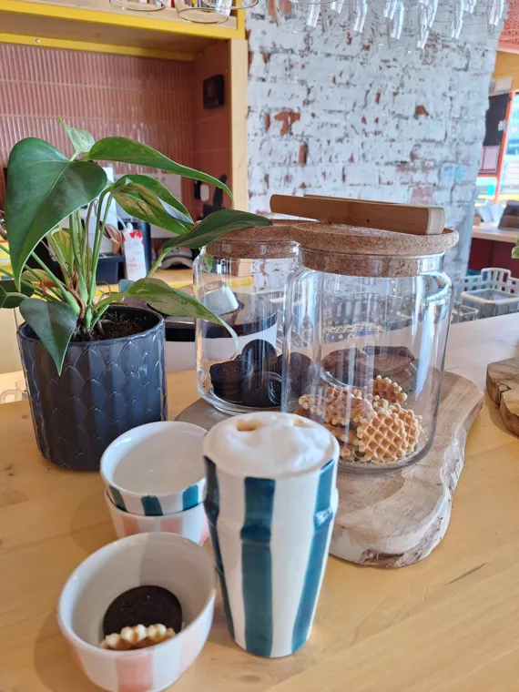 Lekkere latte in de surfschool - Latte met een koekje in de gezellige bar - Surf Café