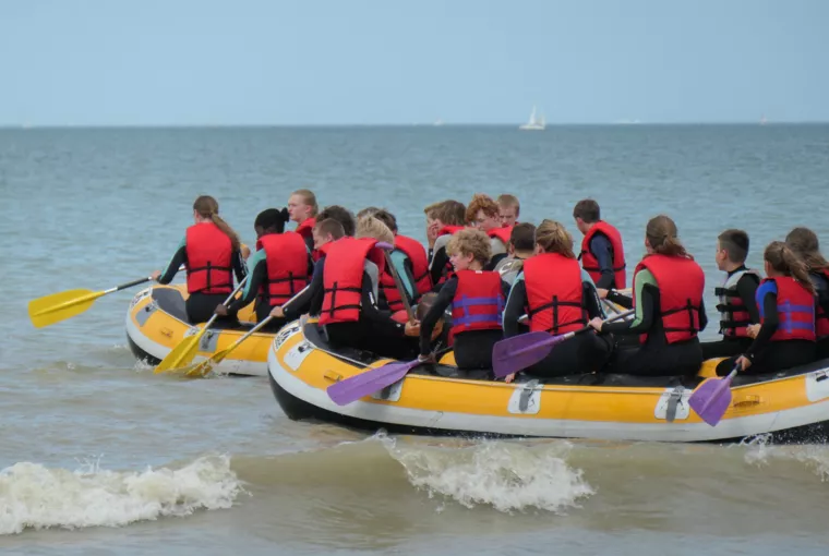 Samen zeeraften op surfkamp in Oostduinkerke - Fun in het water tijdens het zeeraften. - Surfkampen