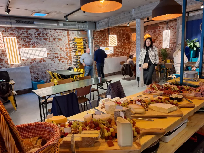 Lekkere catering na een teamdag aan zee - Kaas en charcuterie buffet  - Fête au bord de la mer