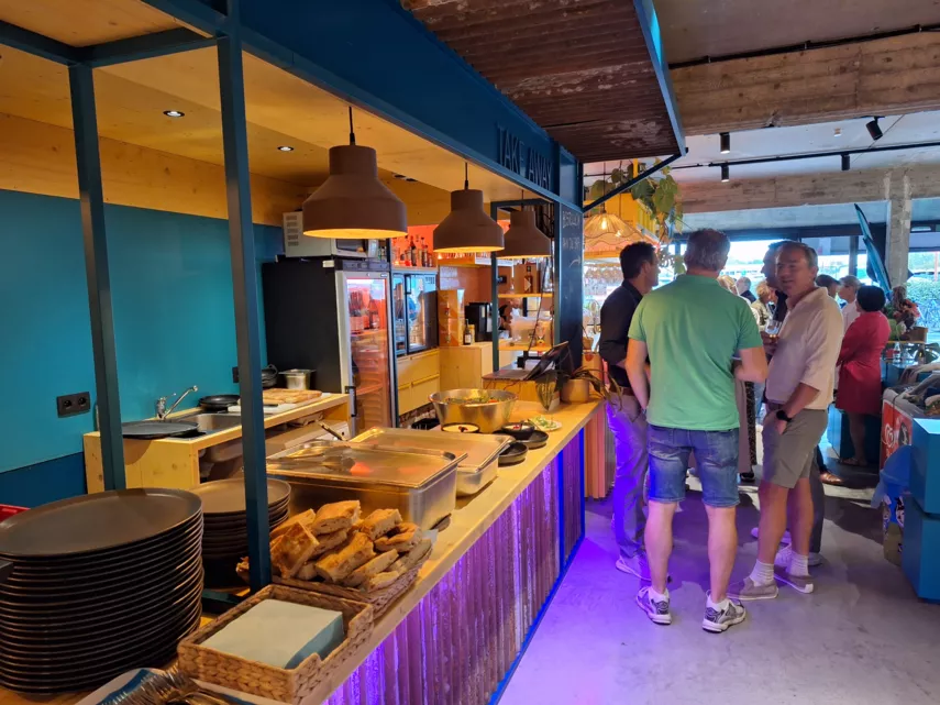 Het bbq buffet staat klaar. Lekker eten na een vergadering aan de kust met de collega's. -  - Fête au bord de la mer