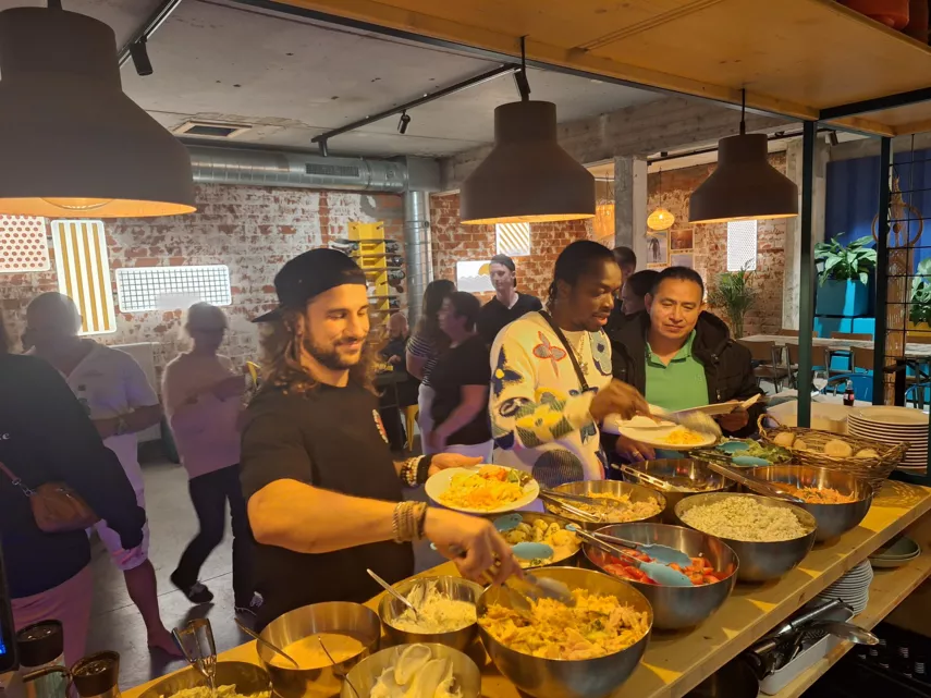 BBQ buffet op een teamdag. - Heerlijk saladebuffet bij de bbq. - Fête au bord de la mer